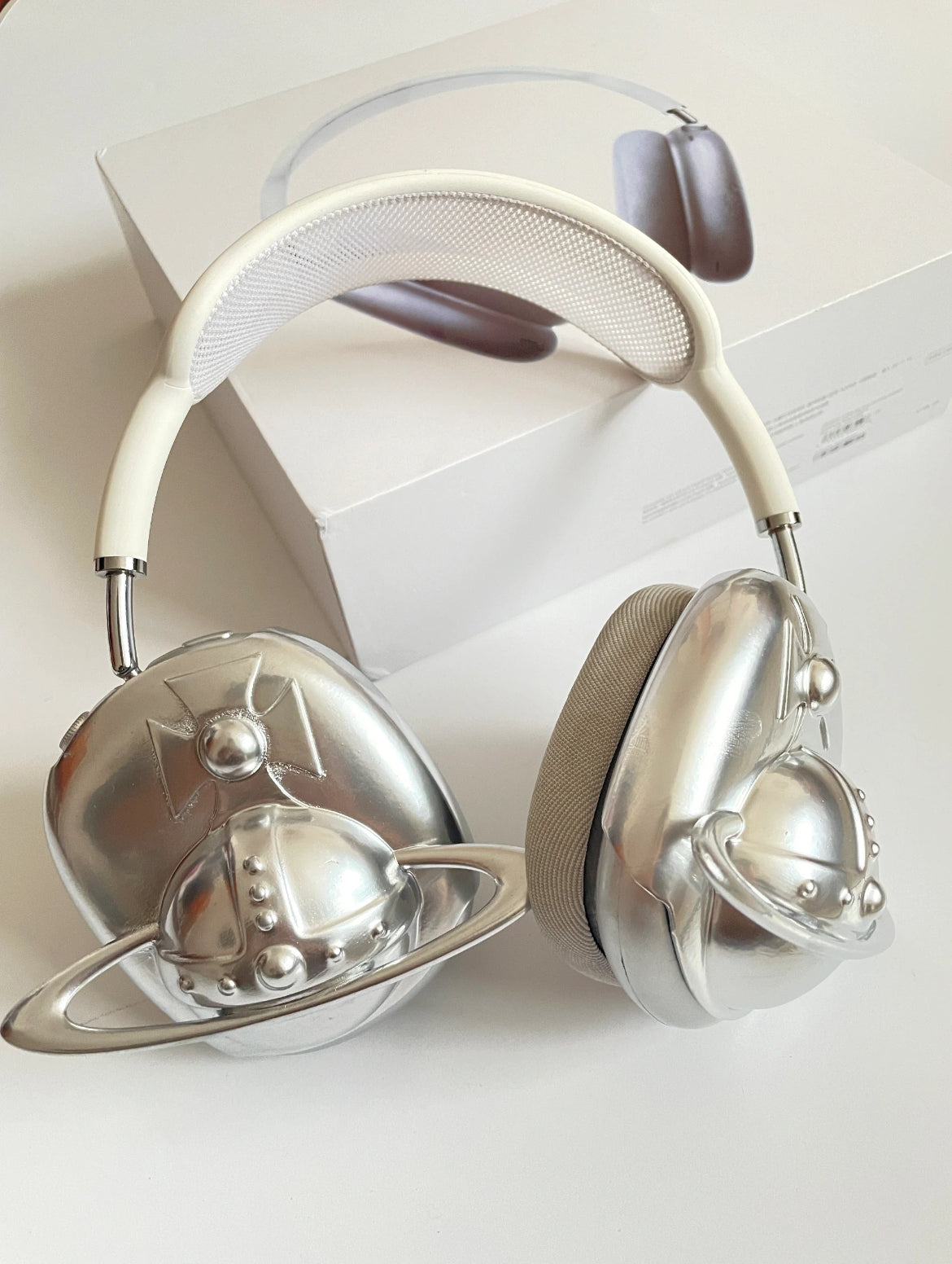 Silver Saturn AirPods Max Case